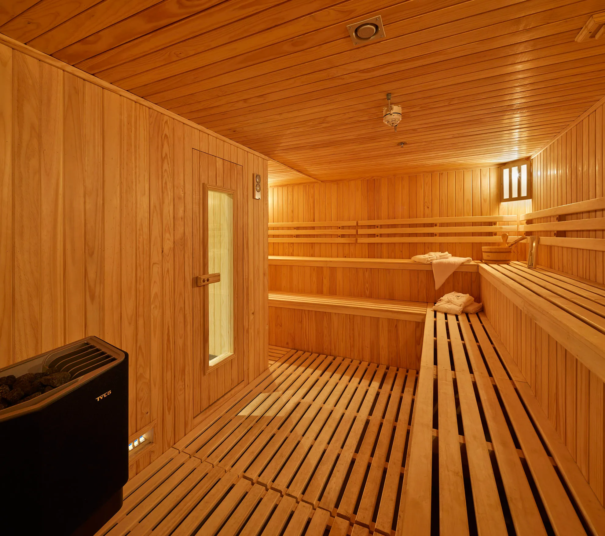 Magellan Explorer - Onboard public area 5