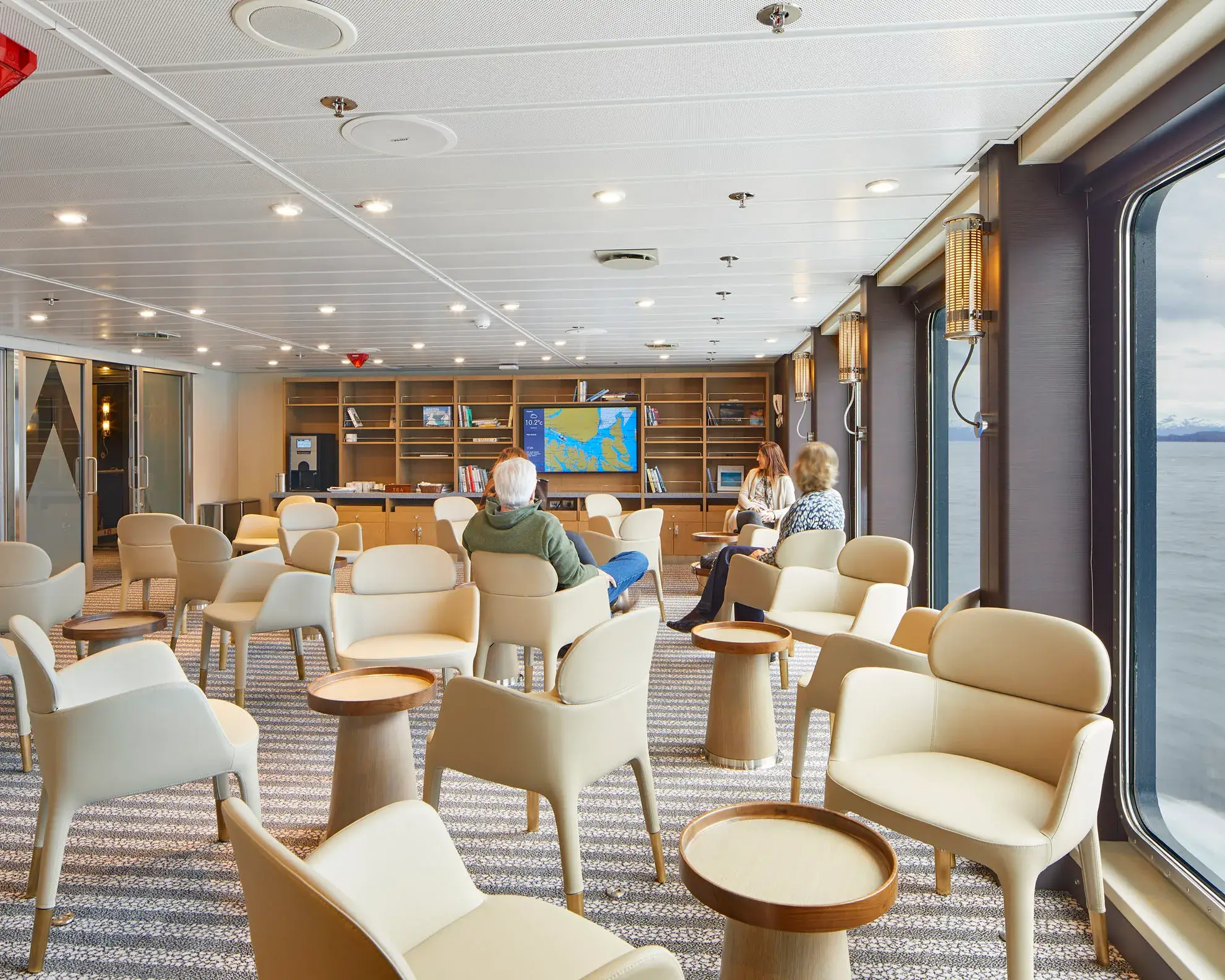 Magellan Explorer - Onboard public area 4