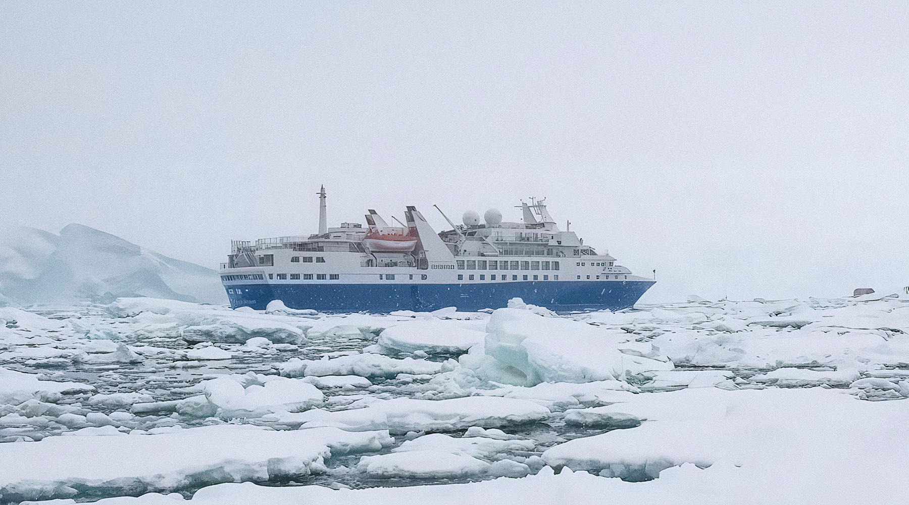 MV Discoverer expedition ship