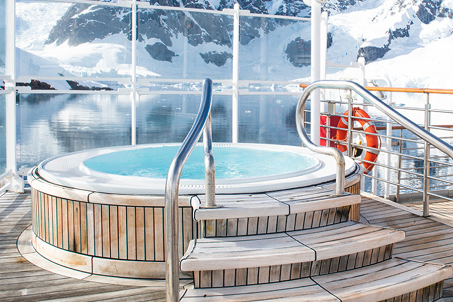 MV Discoverer - Outdoor Jacuzzis