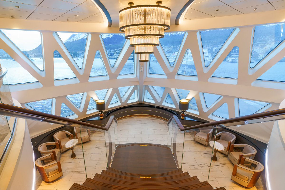 Ocean Explorer - Onboard public area 6
