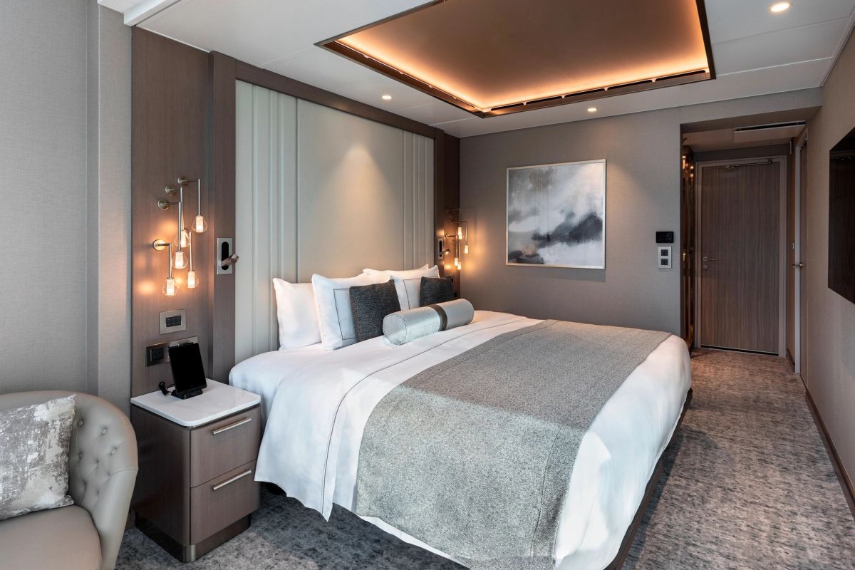 Silver Endeavour Signature Suite interior