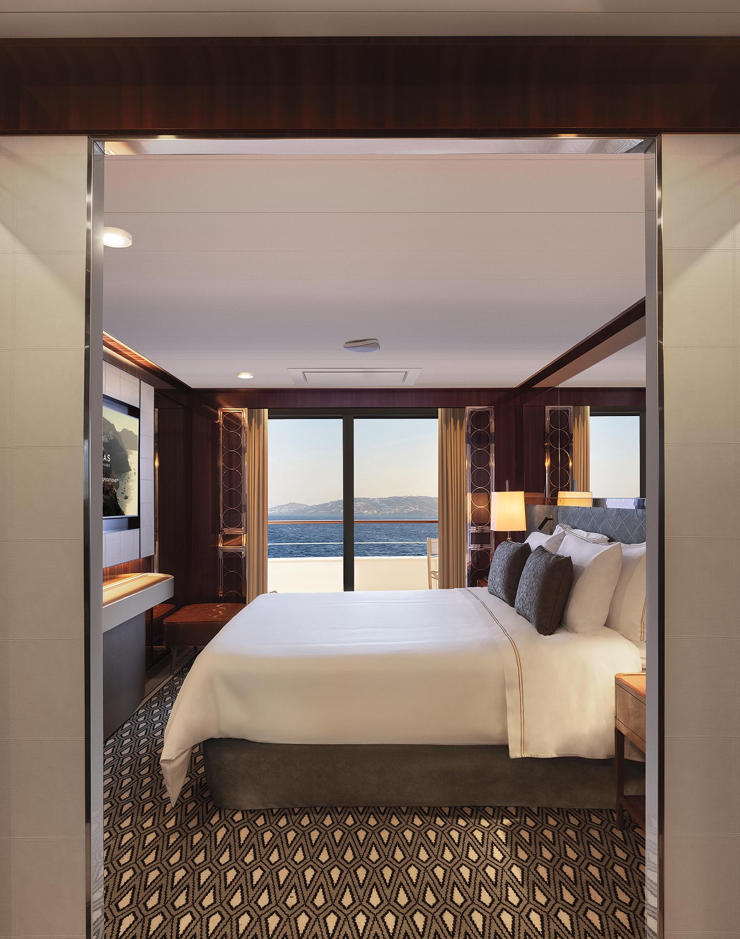 World Navigator Discovery Suite interior