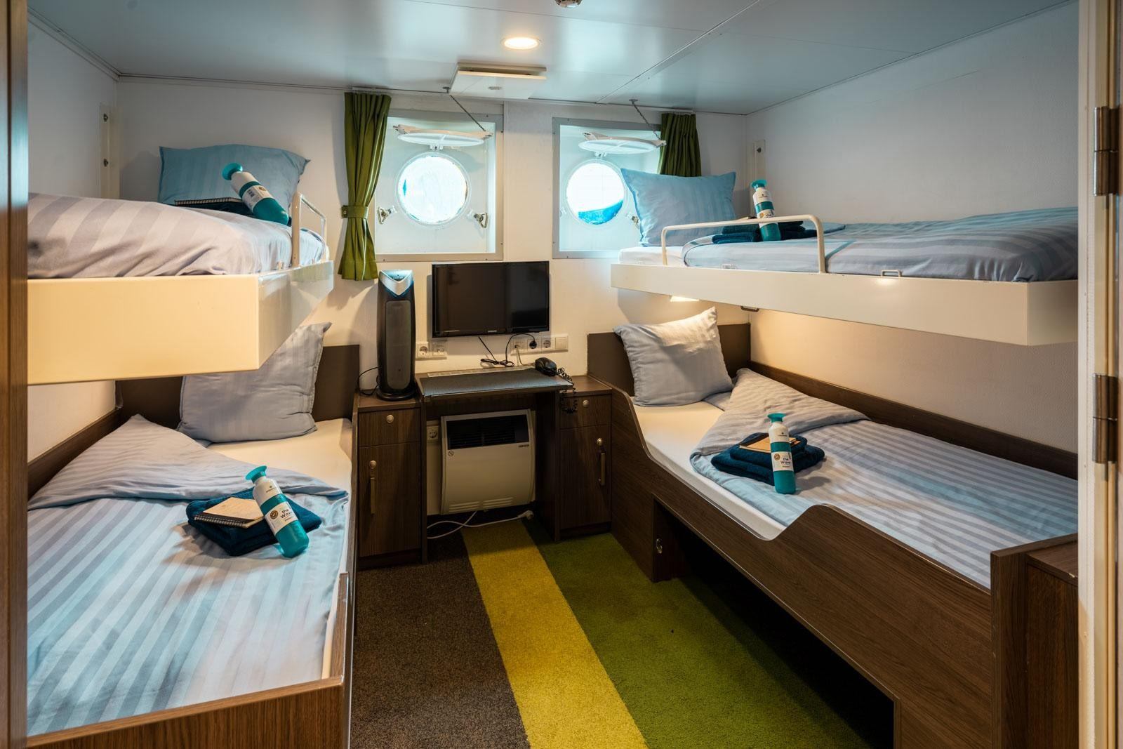 Ortelius Quadruple Porthole interior