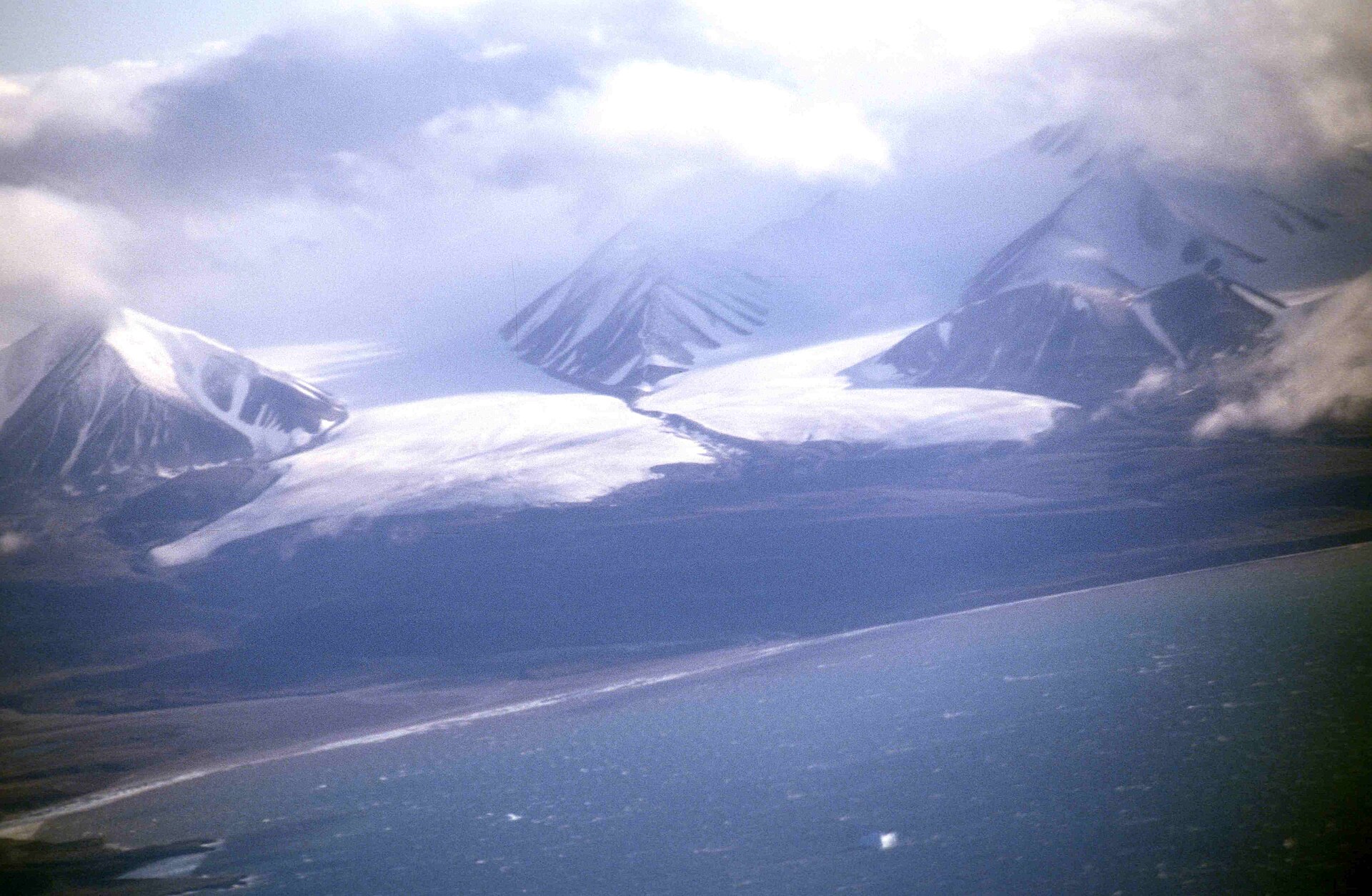 兰开斯特海峡海冰与峭壁